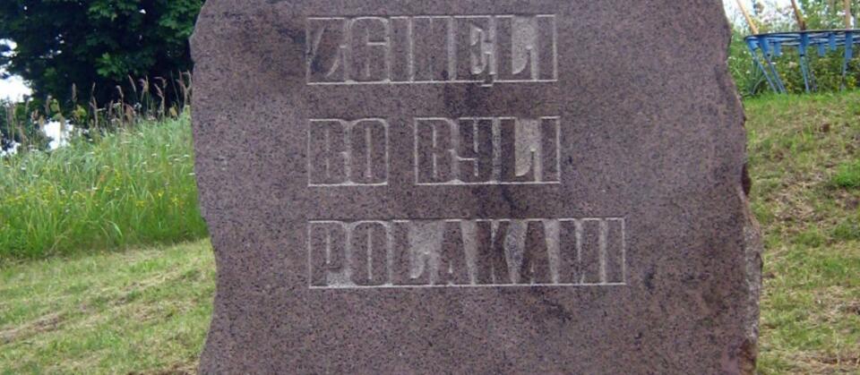 Tablica na wzgórzu w Gibach, fot. wikimediacommons.org/Radosław Drożdżewski