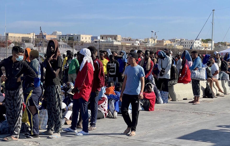 Nielegalni imigranci na Lampeduzie / autor: PAP/EPA