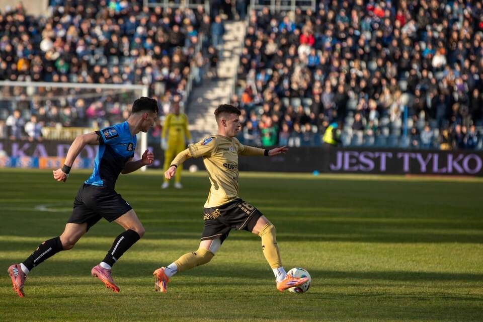 Piłkarz Górnika Zabrze Patrik Hellebrand (P) podczas meczu półfinałowego Pucharu Polski z Zawiszą Bydgoszcz / autor: PAP/Agnieszka Bielecka