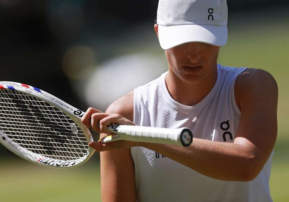 W obecnym sezonie Iga Świątek notuje znacznie słabsze wyniki niż w poprzednich latach, a oznaką gorszej dyspozycji jest odpadnięcie już w 3. rundzie Wimbledonu. / autor: PAP/EPA