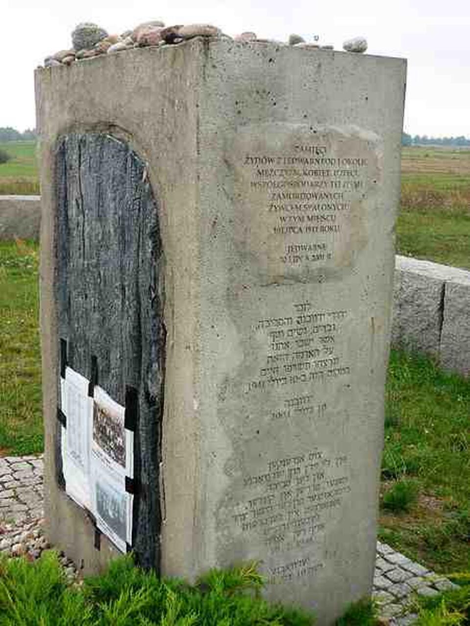 Wikipedia - fot. F. Czarnowski: pomnik upamiętniający zamordowanych w Jedwabnem