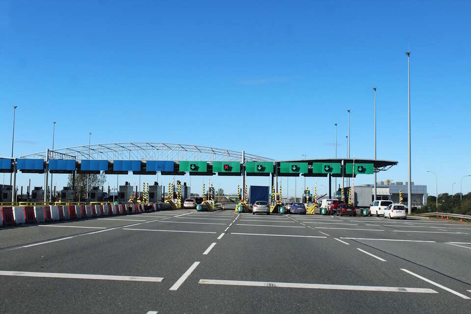 W Polsce przybyło 645 km płatnych dróg. Stawki wzrosły nawet o 42 proc! Ostatnio sieć została rozszerzona w 2024 roku. Na zdjęciu bramki na autostradzie / autor: Fratria