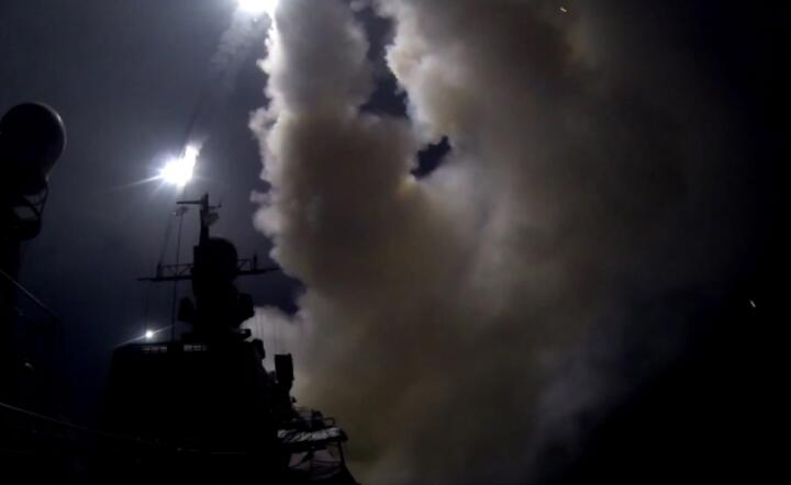 Rakiety odpalane z pokładu rosyjskiego okrętu na cele w Syrii. Na kogo spadają? fot. PAP/EPA  