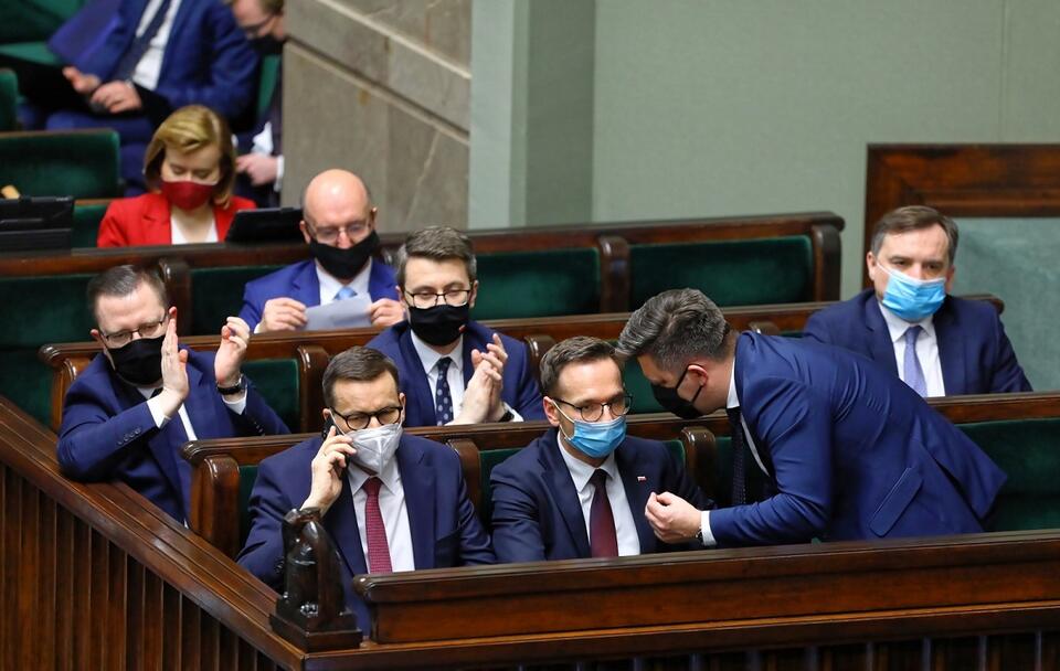 Minister sprawiedliwości Zbigniew Ziobro (P) w ławach rządowych na sali obrad Sejmu / autor: PAP/Rafał Guz