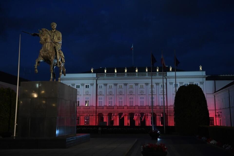 Biało-czerwona iluminacja na Pałacu Prezydenckim w Warszawie z okazji Święta Konstytucji 3 Maja / autor: PAP/Radek Pietruszka