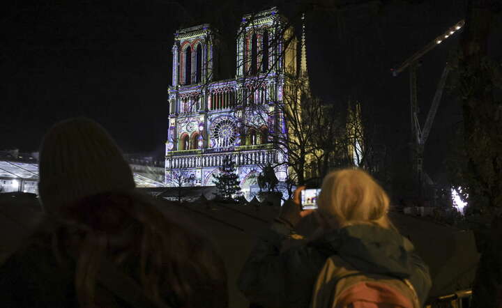 Paryska katedra Notre Dame w przeddzień otwarcia / autor: PAP/EPA/TERESA SUAREZ