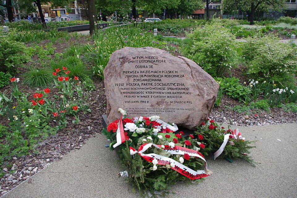 Kamień upamiętniający manifestację PPS-u z 13 listopada 1904 r., na Placu Grzybowskim w Warszawie. Fot. Wikipedia