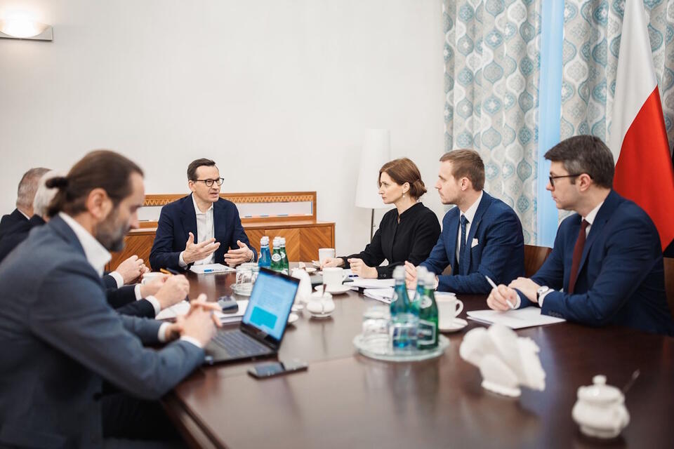 premier Morawiecki podczas spotkania z kierownictwem ministerstwa zdrowia / autor: twitter.com/PiotrMuller