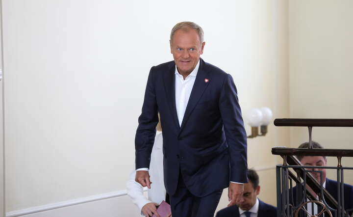 Premier Donald Tusk przed posiedzeniem rządu siedzibie w KPRM w Warszawie / autor: PAP/Rafał Guz
