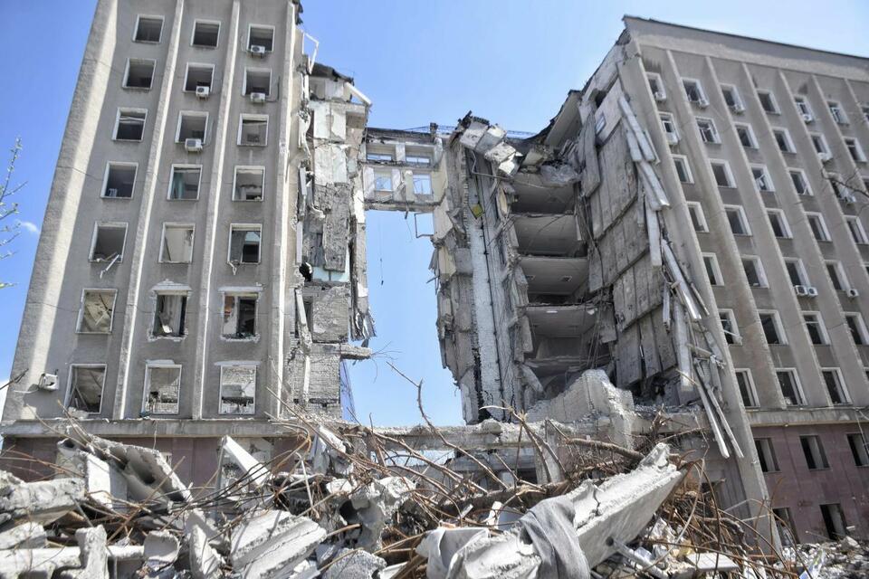 Zniszczony budynek administracji regionalnej w Mikołajowie / autor: PAP