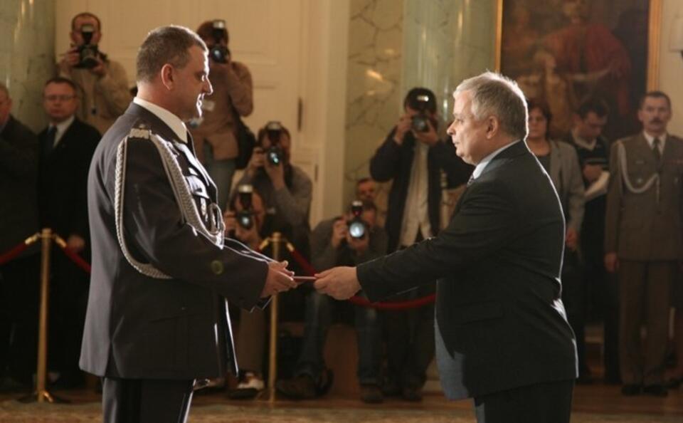 Gen. Andrzej Błasik odbiera z rąk prezydenta Lecha Kaczyńskiego nominację na Dowódcę Sił Powietrznych. Fot. mon.gov.pl