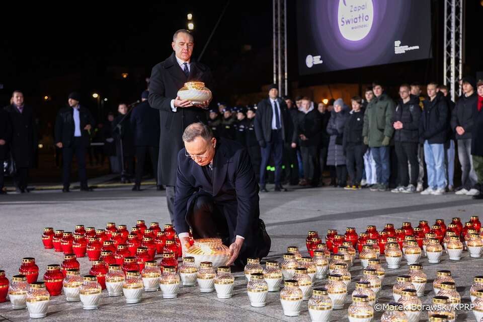 Prezydent RP Andrzej Duda oraz prezes IPN Karol Nawrocki podczas uroczystości zapalenia "Światła Wolności" na Placu Marszałka Józefa Piłsudskiego w Warszawie / autor: Marek Borawski/KPRP