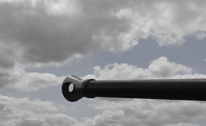 Ciężka broń - zdjęcie ilustracyjne  / autor: Pixabay 