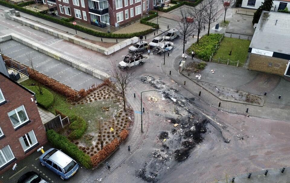 Samochody spalone w noc sylwestrową w Holandii / autor: PAP/EPA