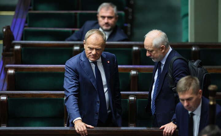  Premier Donald Tusk (L) i poseł KO Grzegorz Napieralski (2P) w Sejmie, 26 września 2025 r. / autor: PAP/Leszek Szymański