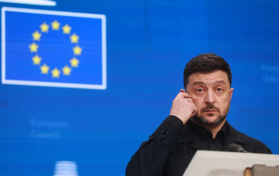 Jak brzmią konkluzje unijnego szczytu ws. pomocy dla Ukrainy. / autor: PAP/EPA/OLIVIER HOSLET