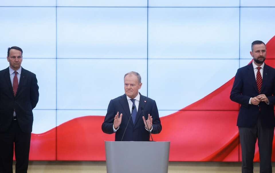 Premier Donald Tusk z wicepremierami: Radosławem Sikorskim i Władysławem Kosiniakiem-Kamyszem / autor: PAP/Leszek Szymański