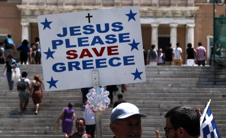Demonstrant na Syntangmie, głównym placu Aten fot. PAP/EPA/SIMELA PANTZARTZI 