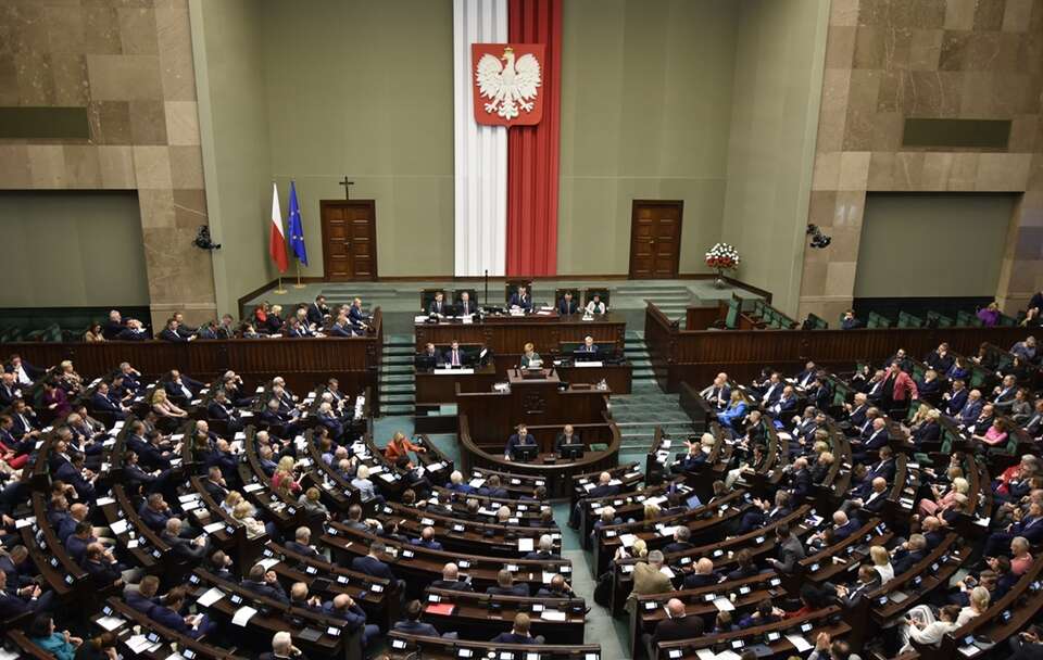 Polacy źle oceniają rząd, a tymczasem... Zaskakujący SONDAŻ