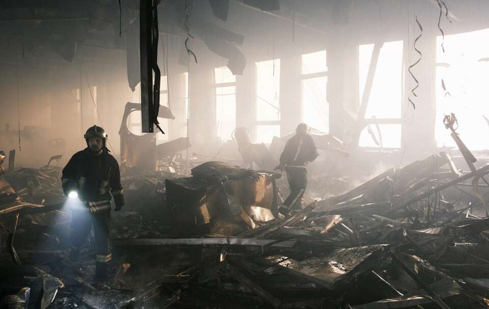 Zniszczenia po rosyjskim ataku na Charków / autor: PAP/EPA/GEORGE IVANCHENKO