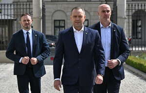 Prezydent RP Karol Nawrocki podczas spotkania z przedstawicielami mediów przed Pałacem Prezydenckim w Warszawie / autor: PAP/Radek Pietruszka