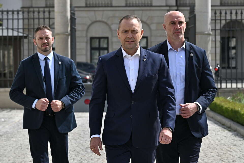 Prezydent RP Karol Nawrocki podczas spotkania z przedstawicielami mediów przed Pałacem Prezydenckim w Warszawie / autor: PAP/Radek Pietruszka