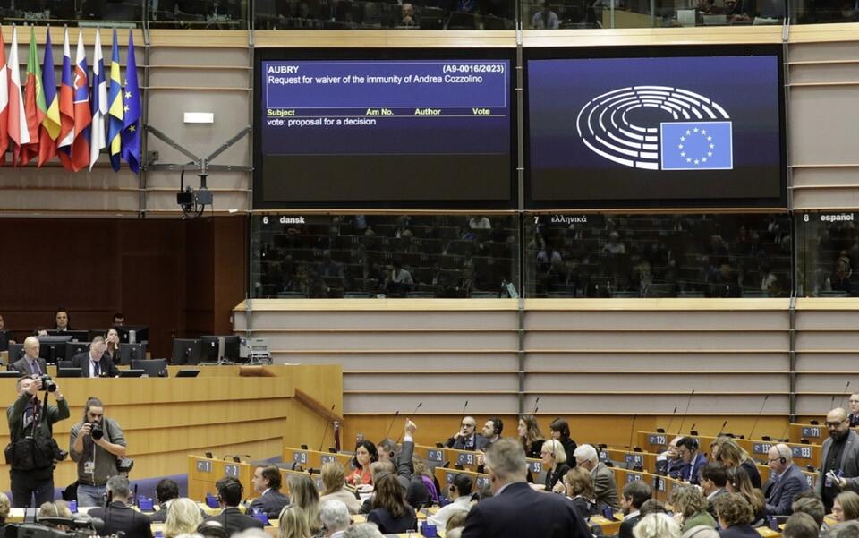 Parlament Europejski przegłosował dziś odebranie immunitetu europosłom Tarabelli i Cozzolino / autor: PAP/EPA/OLIVIER HOSLET