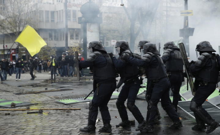 Protesty we Francji, Żółte Kamizelki i policja / autor: PAP/EPA