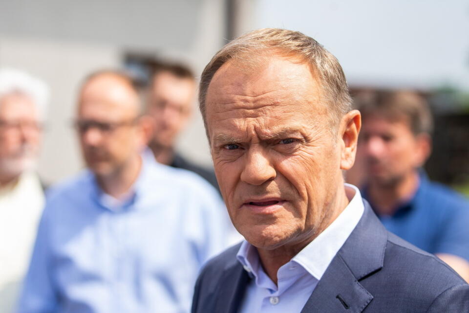 Komedia! Tusk za polityką bez przemocy. Uderza w prezesa PiS