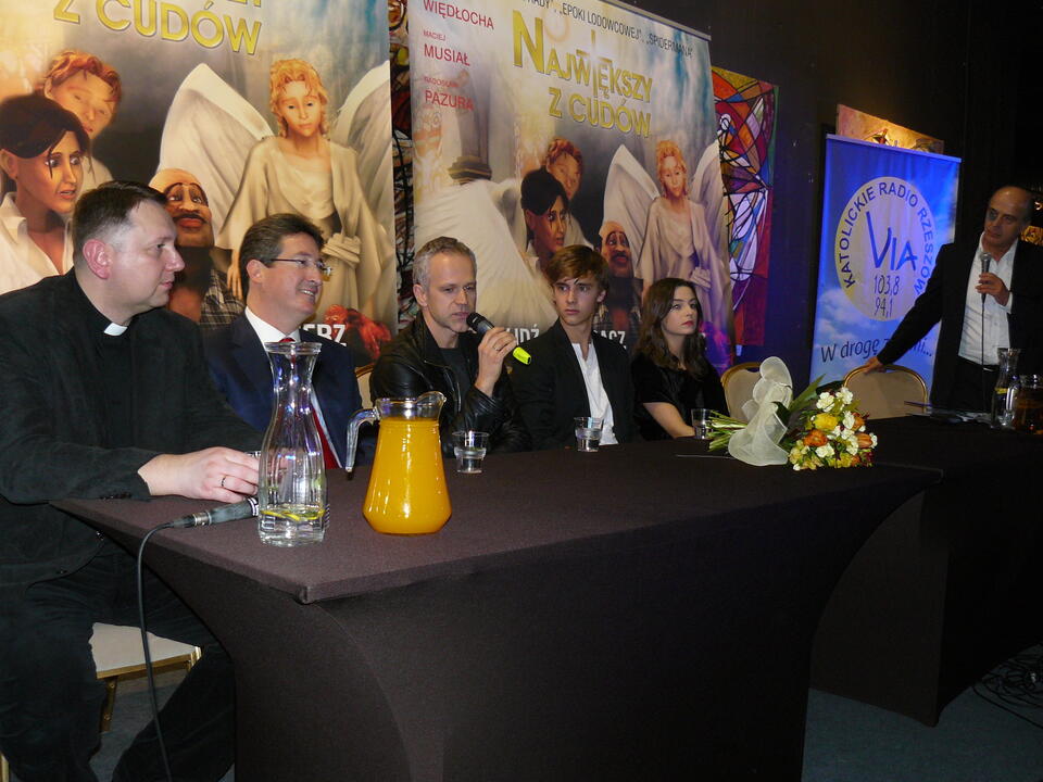 Podczas premiery. Od lewej: ks. Tomasz Jegierski, Pablo Jose Barroso, Radosław Pazura, Maciej Musiał, Agnieszka Więdłocha i Jan Pospieszalski.  Fot. Jaromir Kwiatkowski