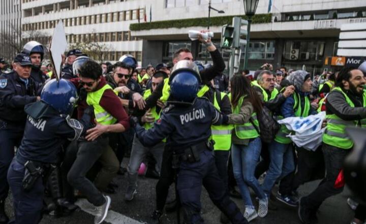 Walki protestujących z policją w Portugalii / autor: PAP/EPA/TIAGO PETINGA