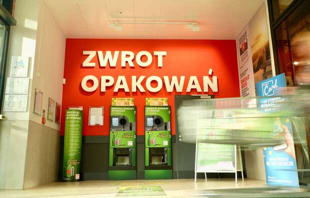 Pełne wdrożenie systemu kaucyjnego potrwa do końca 2026 r. Nz. butelkomaty w sklepie sieci Kauflandu / autor: materiały prasowe Kauflandu