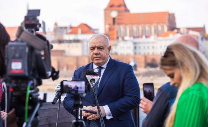 Minister aktywów państwowych Jacek Sasin podczas konferencji prasowej na platformie widokowej - Panorama Torunia, 30 bm. / autor: PAP/Mikołaj Kuras