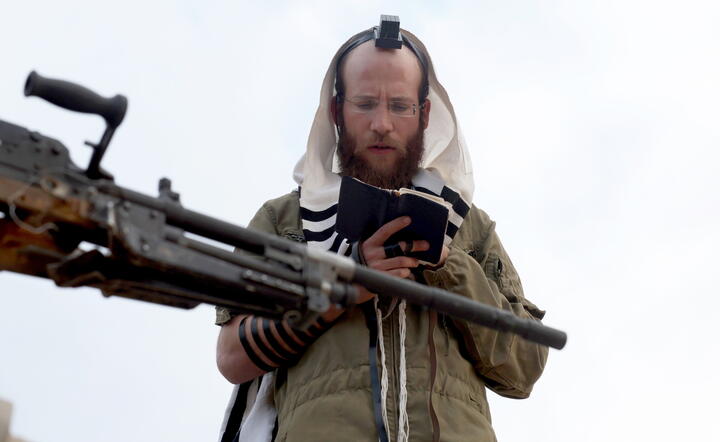 Izraelski żołnierz w trakcie modlitwy / autor: EPA/PAP