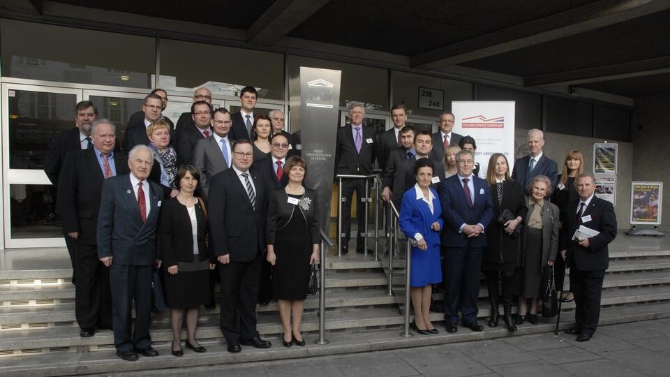 Na zdj. Założyciele pierwszej polskiej unii kredytowej w Wielkiej Brytanii wraz z gośćmi uroczystości, mi.in. przedstawicielami polskich spółdzielczych kas oszczędnościowo-kredytowych.