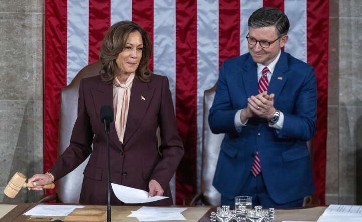 Wiceprezydent Kamala Harris (L) ogłasza wynik wyborów prezydenckich. Obok republikański spiker Kongresu Mike Johnson / autor: PAP/EPA/SHAWN THEW 