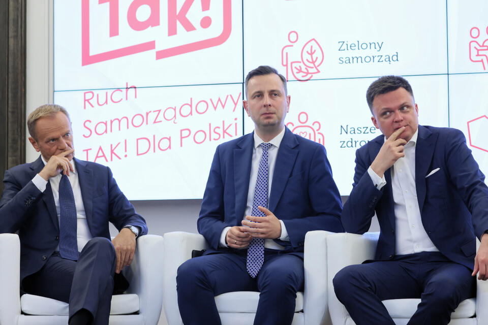 Donald Tusk, Władysław Kosiniak-Kamysz i Szymon Hołownia / autor: PAP/Leszek Szymański
