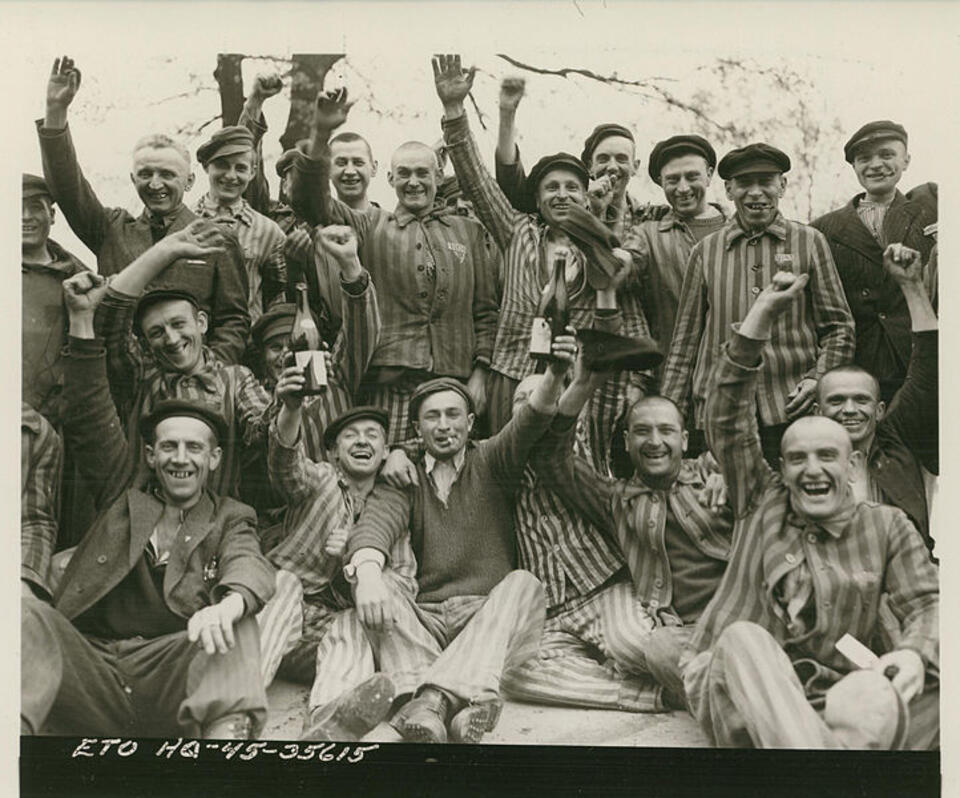 Wikipedia: polscy więźniowie obozu Dachau tuż po wyzwoleniu obozu