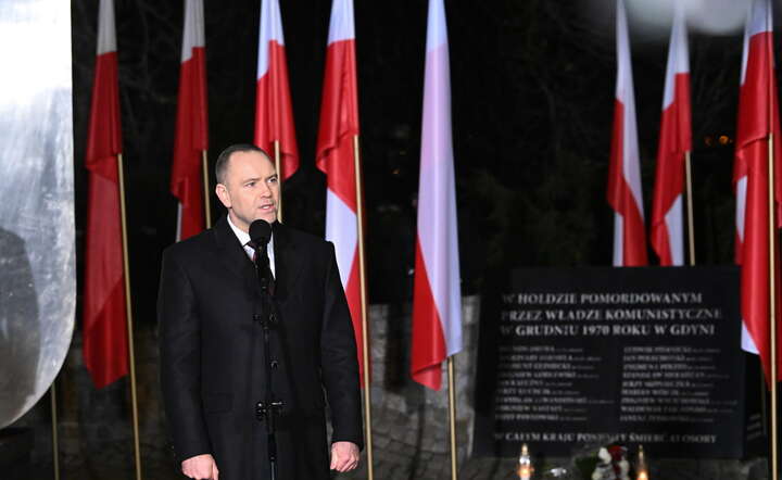  Prezydent RP Karol Nawrocki przemawia podczas uroczystości przed pomnikiem Ofiar Grudnia 1970 w Gdyni / autor: PAP/Andrzej Jackowski