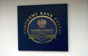 NBP opublikował najnowsze dane. W ciągu miesiąca wartość banknotów i monet w obiegu wzrosła o blisko 4 mld zł. Na zdjęciu logo Narodowego Banku Polskiego / autor: Fratria