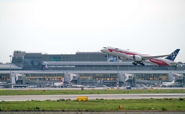 Boeing Dreamliner LOT startuje z lotniska Okęcie w Warszawie / autor: Fratria / AS