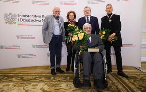 Nagrodzeni medalami "Gloria artis" z ministrem kultury Piotrem Glińskim / autor: PAP/Leszek Szymański