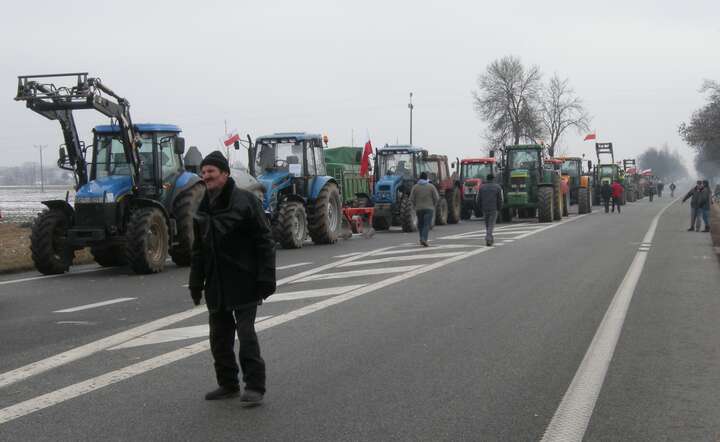 Traktory rolników blokują drogę krajową / autor: Fratria / KK