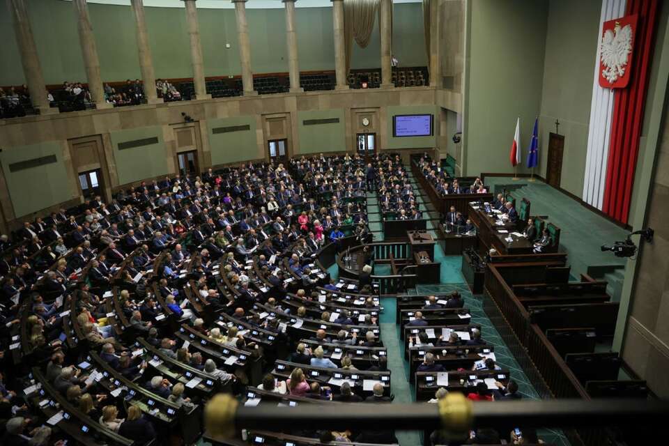 SONDAŻ. KO na czele. Ciekawie tuż za podium