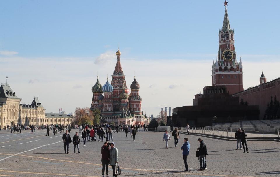 Rosjanie spacerujący na Placu Czerwonym w Moskwie / autor: PAP/EPA/MAXIM SHIPENKOV