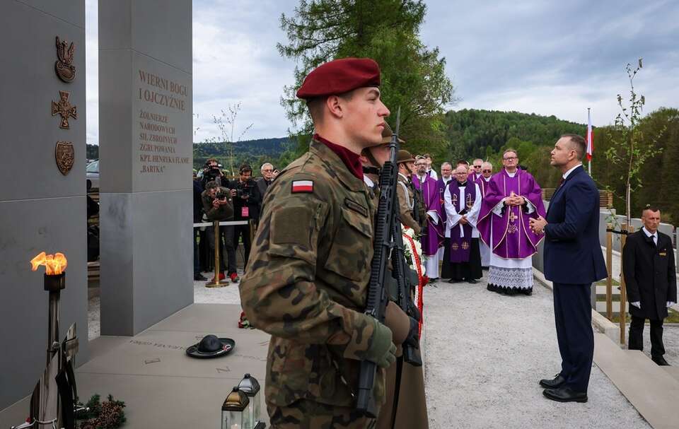 Prezydent Nawrocki na pogrzebie żołnierzy NSZ / autor: prezydent.pl