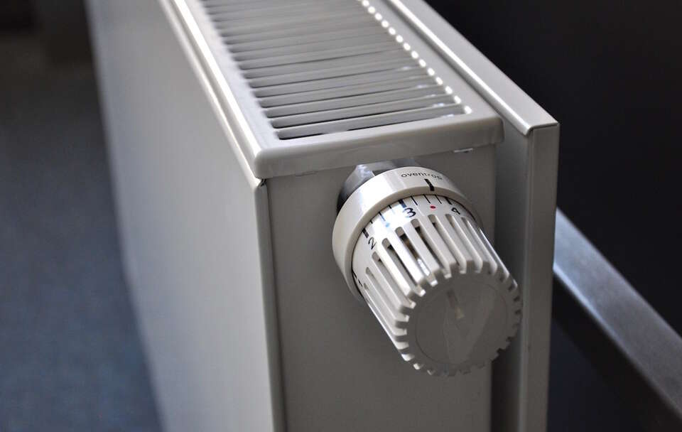 Kaloryfer / autor: Pixabay.com: ri/https://pixabay.com/photos/radiator-heating-flat-radiators-250558/