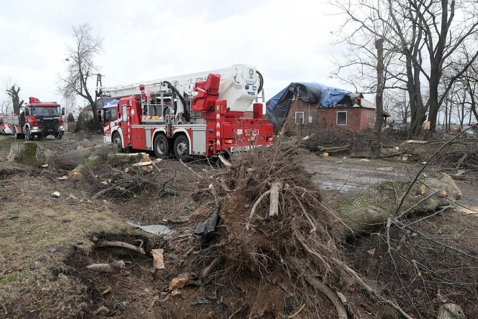 Usuwanie zniszczeń po przejściu trąby powietrznej w miejscowości Smaszków / autor: PAP/Roman Zawistowski