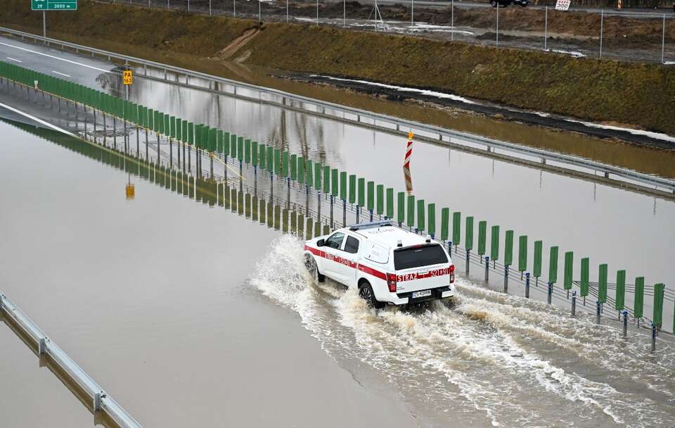 Wody roztopowe na drodze ekspresowej S6 w okolicy węzła Karwice / autor: PAP/Piotr Kowala