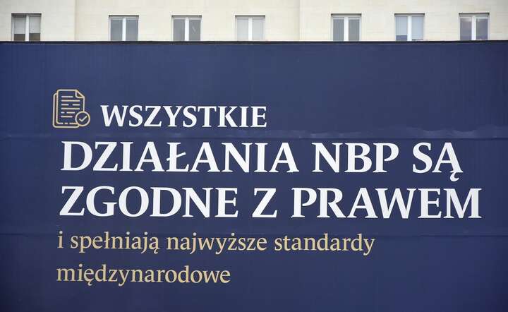 Baner na budynku centrali NBP w Warszawie / autor: Fratria / LK
